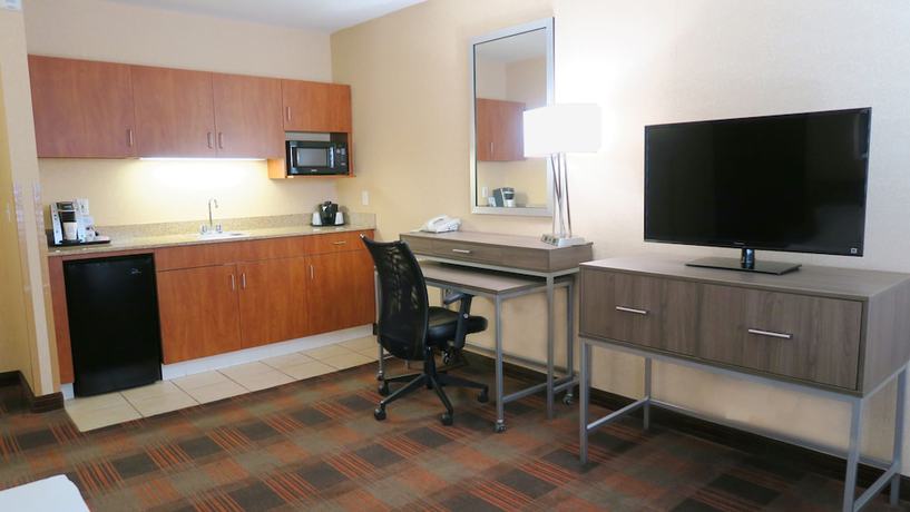 Imagen de la habitación del Hotel Holiday Inn Express And Suites Elk Grove Central - Hwy 99, An Ihg. Foto 14