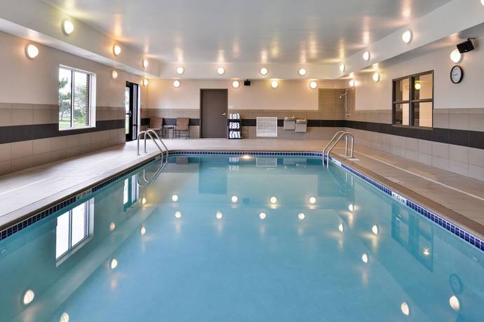 Imagen de la piscina del Hotel Holiday Inn Express And Suites Emporia Northwest, An Ihg. Foto 20
