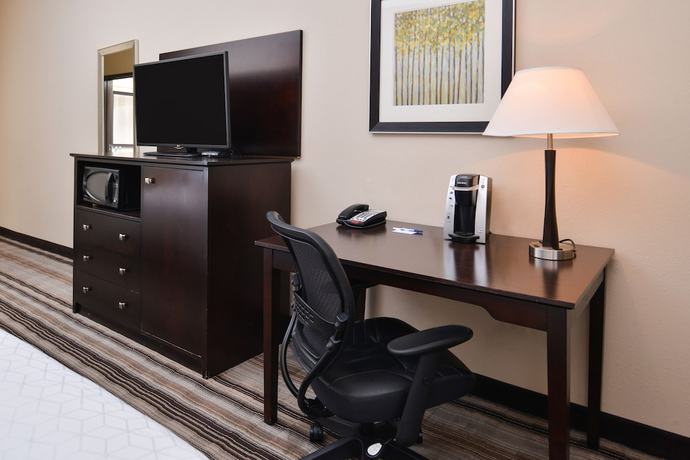 Imagen de la habitación del Hotel Holiday Inn Express And Suites Emporia Northwest, An Ihg. Foto 15