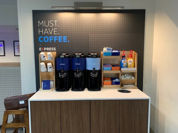 Imagen de los interiores del Hotel Holiday Inn Express And Suites Evansville North, An Ihg. Foto 16