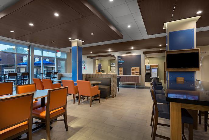 Imagen del bar/restaurante del Hotel Holiday Inn Express And Suites Fayetteville South, an IHG. Foto 7