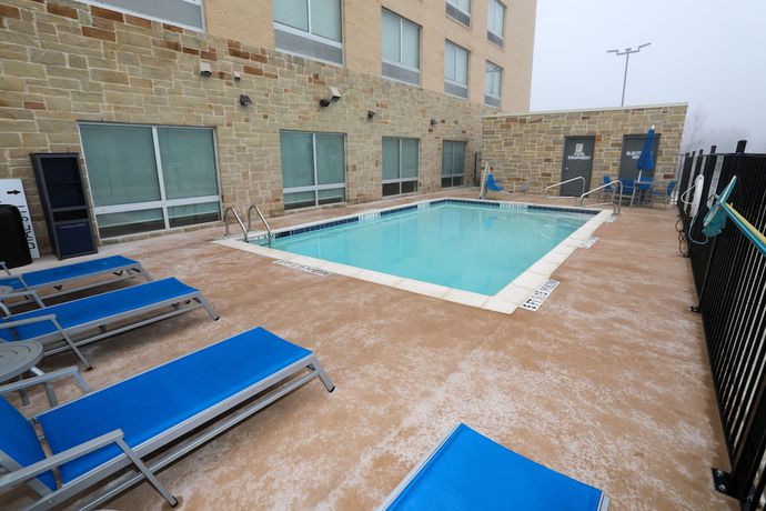 Imagen de la piscina del Hotel Holiday Inn Express And Suites Forney, an IHG. Foto 20