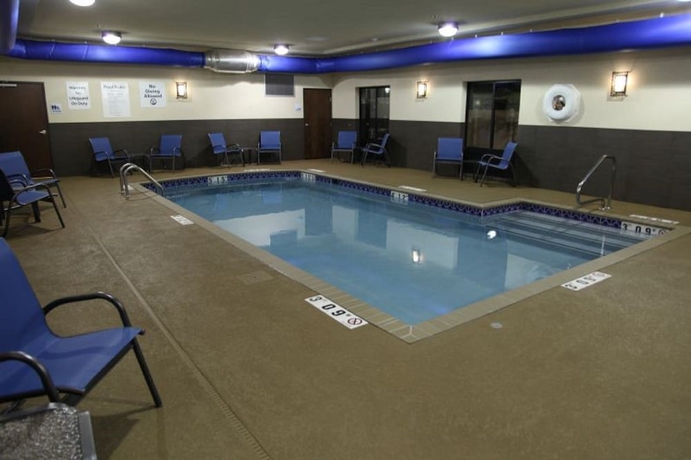 Imagen de la piscina del Hotel Holiday Inn Express And Suites Huntsville Airport. Foto 19