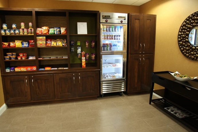 Imagen de los interiores del Hotel Holiday Inn Express And Suites Huntsville Airport. Foto 16