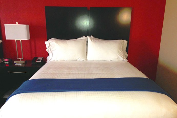 Imagen de la habitación del Hotel Holiday Inn Express And Suites Jackson Downtown - Coliseum, An Ihg. Foto 2