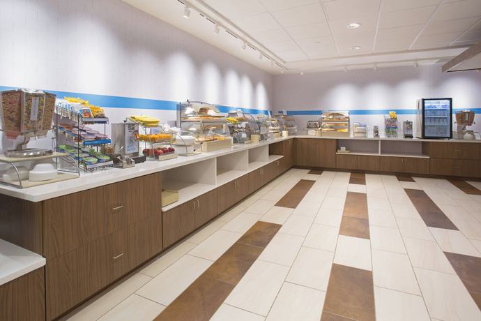 Imagen del bar/restaurante del Hotel Holiday Inn Express And Suites Jacksonville Camp Lejeune Area, an IHG. Foto 6