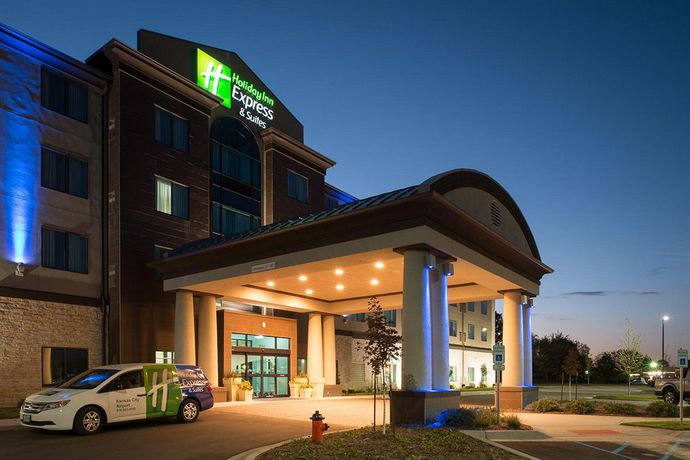 Imagen de la piscina del Hotel Holiday Inn Express And Suites Kansas City Airport. Foto 16