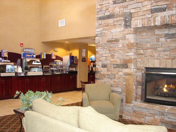 Imagen del bar/restaurante del Hotel Holiday Inn Express And Suites Lexington-dow. Foto 3