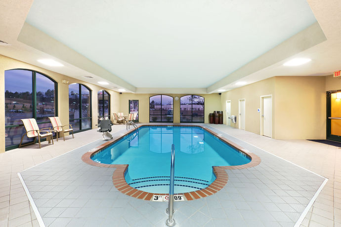 Imagen de la piscina del Hotel Holiday Inn Express And Suites Little Rock-west. Foto 16