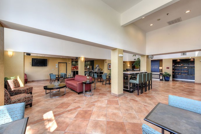 Imagen de los interiores del Hotel Holiday Inn Express And Suites Manteca, An Ihg. Foto 16