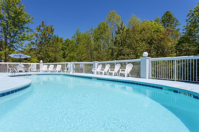 Imagen de la piscina del Hotel Holiday Inn Express And Suites Mebane, An Ihg. Foto 19