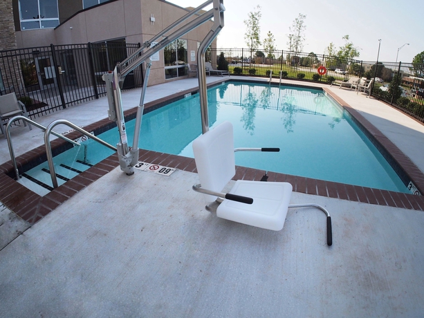 Imagen de la piscina del Hotel Holiday Inn Express And Suites Moore. Foto 17