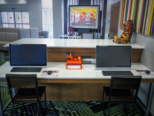 Imagen de los interiores del Hotel Holiday Inn Express And Suites Moore. Foto 14