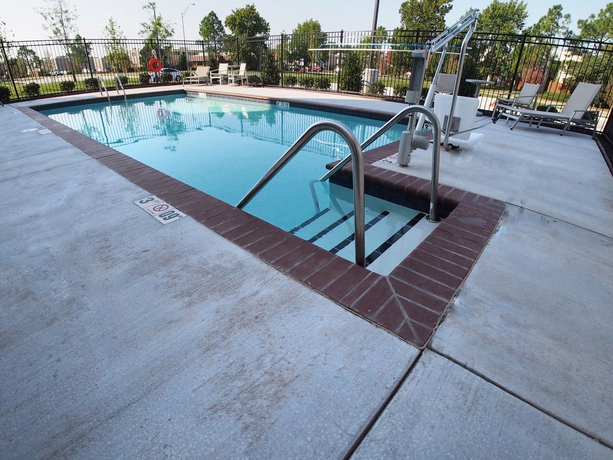 Imagen de la piscina del Hotel Holiday Inn Express And Suites Moore. Foto 18