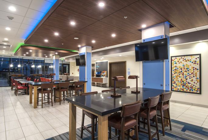 Imagen de los interiores del Hotel Holiday Inn Express And Suites Phoenix North - Happy Valley, An Ihg. Foto 13