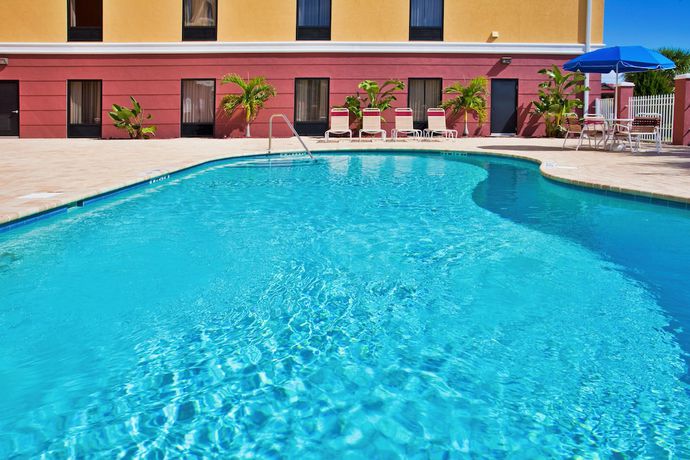 Imagen de la piscina del Hotel Holiday Inn Express And Suites Port Richey, An Ihg. Foto 17