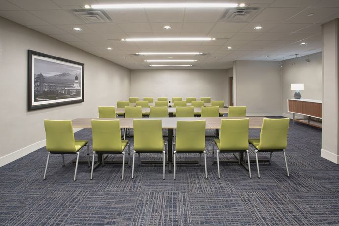 Imagen de los interiores del Hotel Holiday Inn Express And Suites Redding, An Ihg. Foto 18