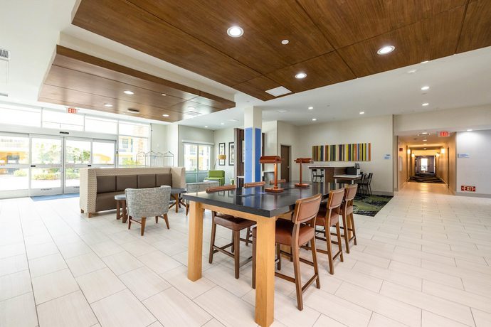 Imagen de los interiores del Hotel Holiday Inn Express And Suites San Jose Silicon Valley. Foto 18