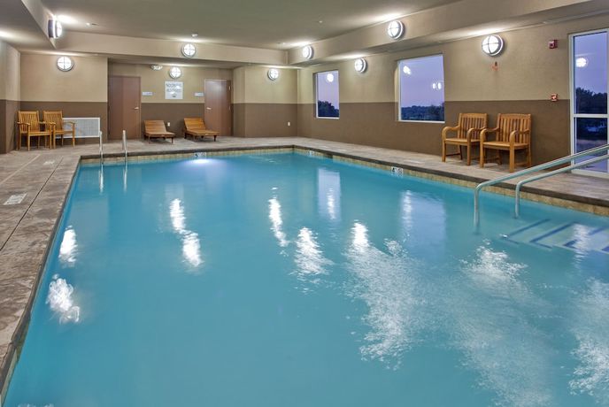 Imagen de la piscina del Hotel Holiday Inn Express And Suites St. Joseph, An Ihg. Foto 20