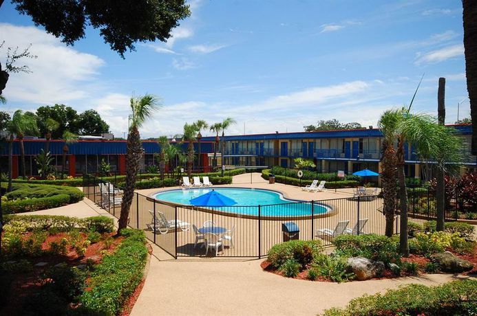 Imagen de la piscina del Hotel Holiday Inn Express And Suites Tampa East - Ybor C. Foto 16