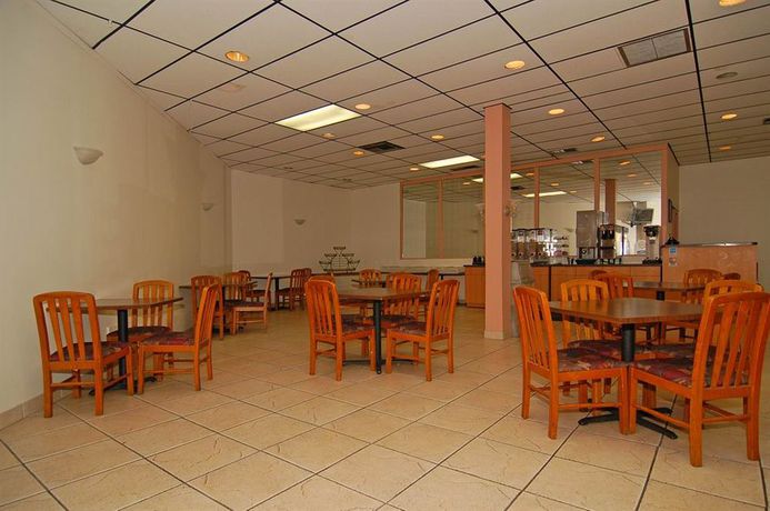 Imagen del bar/restaurante del Hotel Holiday Inn Express And Suites Tampa East - Ybor C. Foto 5