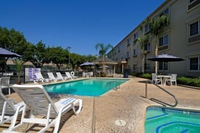 Imagen de la piscina del Hotel Holiday Inn Express And Suites Tulare, An Ihg. Foto 18