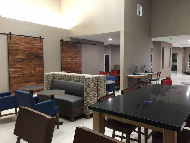 Imagen de los interiores del Hotel Holiday Inn Express And Suites Tulare, An Ihg. Foto 15