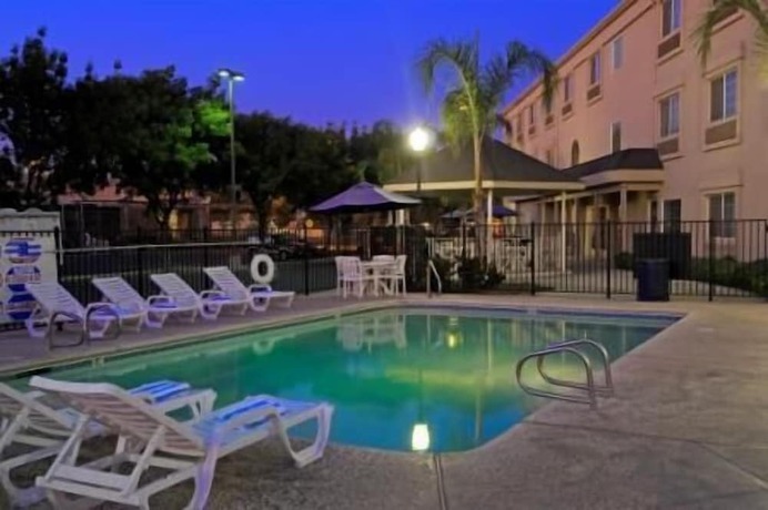 Imagen de la piscina del Hotel Holiday Inn Express And Suites Tulare, An Ihg. Foto 19