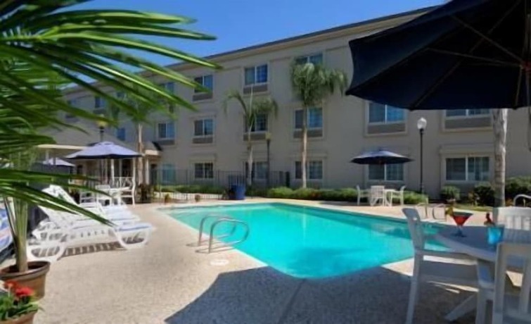 Imagen de la piscina del Hotel Holiday Inn Express And Suites Tulare, An Ihg. Foto 20