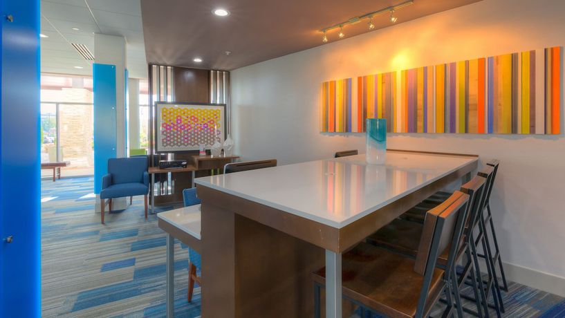 Imagen de la habitación del Hotel Holiday Inn Express And Suites Tulsa Midtown, An Ihg. Foto 10