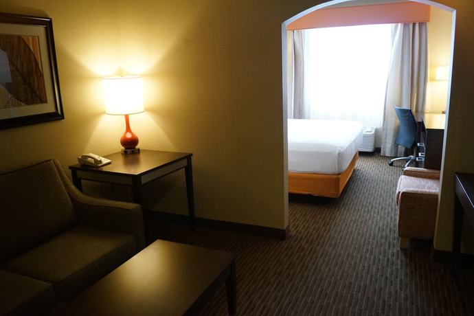 Imagen de la habitación del Hotel Holiday Inn Express And Suites Watertown-thousand Island, An Ihg. Foto 9