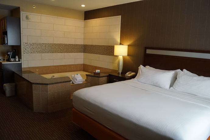 Imagen de la habitación del Hotel Holiday Inn Express And Suites Watertown-thousand Island, An Ihg. Foto 19