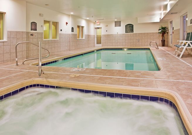 Imagen de la piscina del Hotel Holiday Inn Express And Suites Wichita Airport, An Ihg. Foto 19