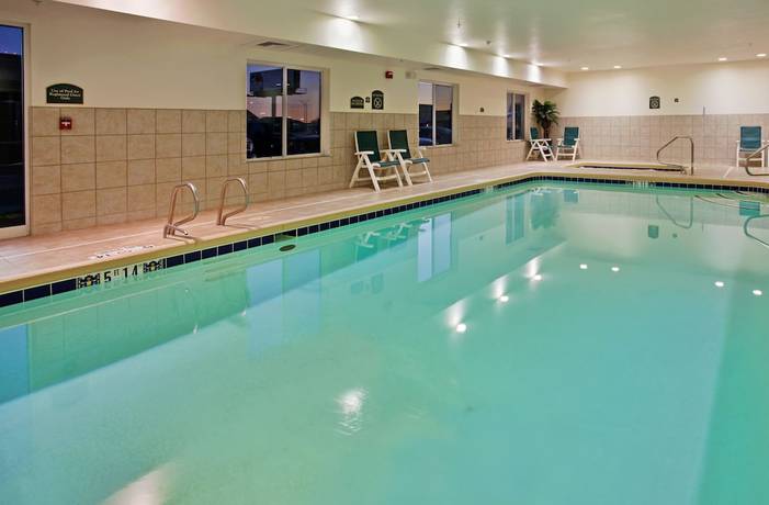 Imagen de la piscina del Hotel Holiday Inn Express And Suites Wichita Airport, An Ihg. Foto 20