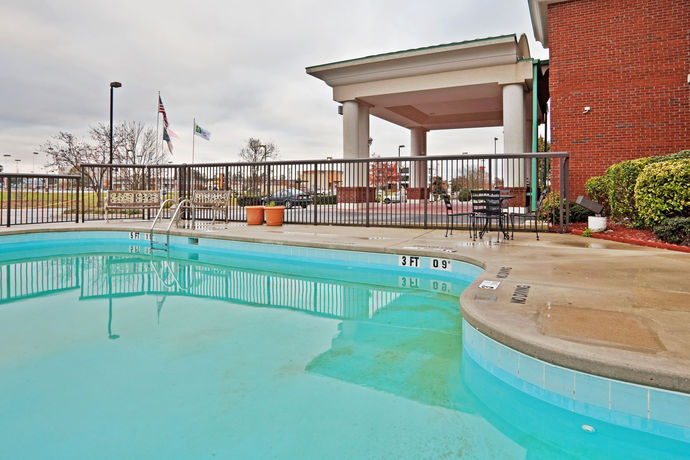 Imagen de la piscina del Hotel Holiday Inn Express And Suites Wilson-downtown. Foto 15