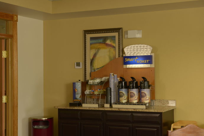 Imagen del bar/restaurante del Hotel Holiday Inn Express And Suites Wilson-downtown. Foto 5