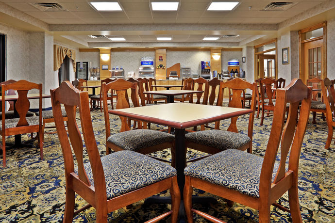 Imagen del bar/restaurante del Hotel Holiday Inn Express And Suites Wilson-downtown. Foto 6
