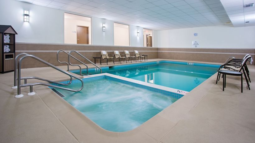 Imagen de la piscina del Hotel Holiday Inn Express And Suites Wyomissing, An Ihg. Foto 20