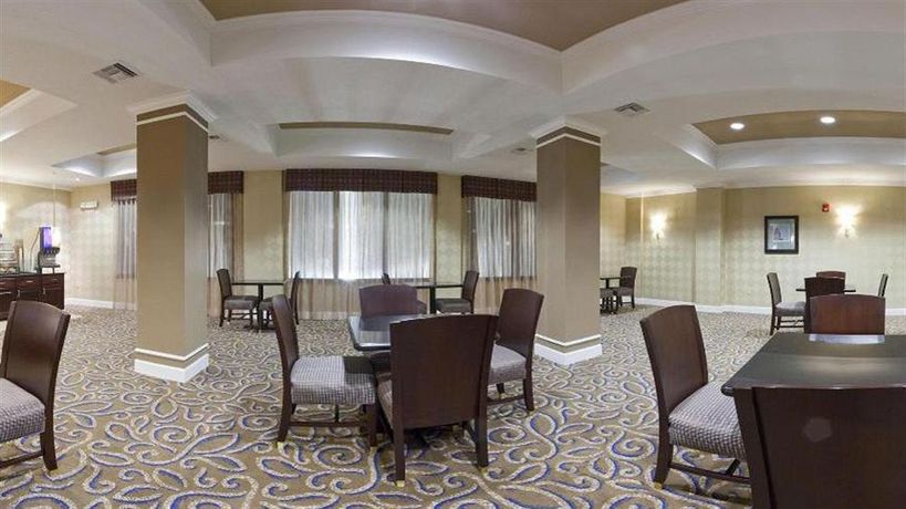 Imagen del bar/restaurante del Hotel Holiday Inn Express Andalusia. Foto 2