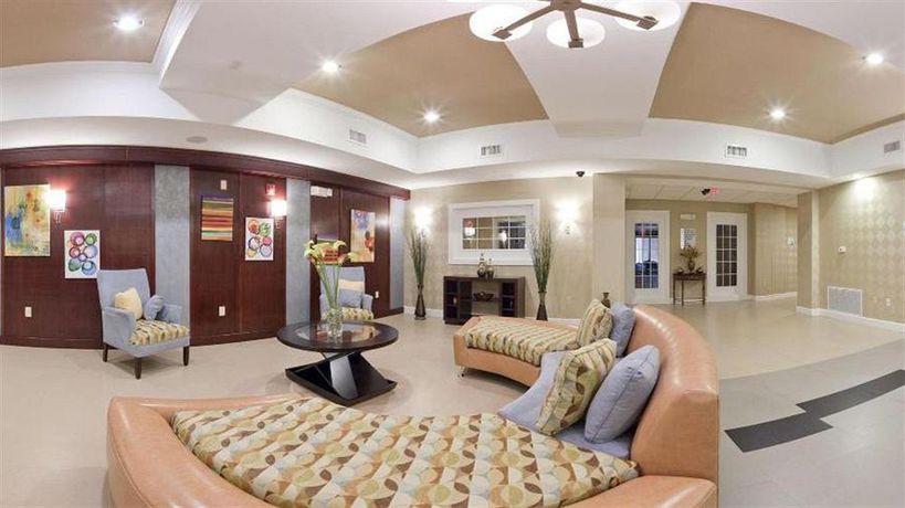 Imagen de los interiores del Hotel Holiday Inn Express Andalusia. Foto 11