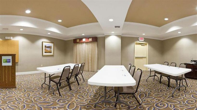 Imagen de los interiores del Hotel Holiday Inn Express Andalusia. Foto 13