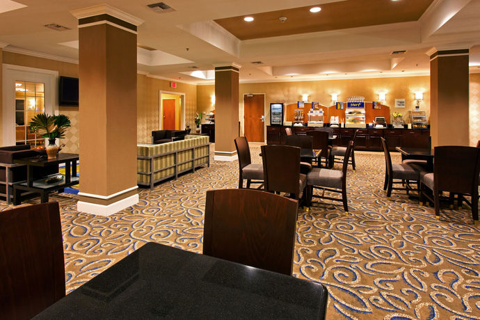 Imagen de los interiores del Hotel Holiday Inn Express Andalusia. Foto 15