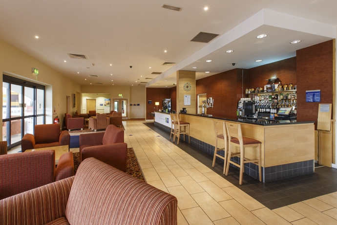 Imagen del bar/restaurante del Hotel Holiday Inn Express Antrim, An Ihg. Foto 4