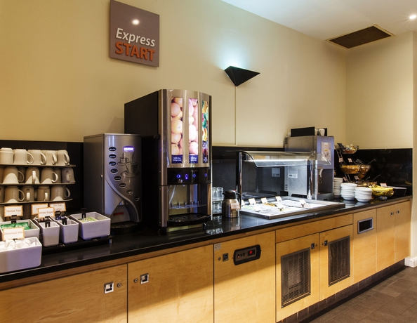 Imagen del bar/restaurante del Hotel Holiday Inn Express Antrim, An Ihg. Foto 5