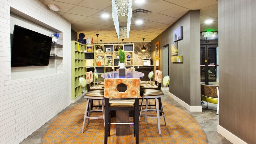 Imagen de los interiores del Hotel Holiday Inn Express Atlanta Galleria Ballpark Area. Foto 18