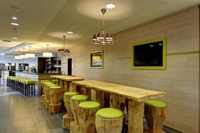 Imagen del bar/restaurante del Hotel Holiday Inn Express Augsburg, An Ihg. Foto 3