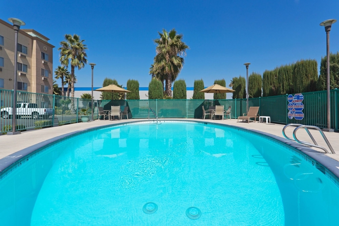 Imagen de la piscina del Hotel Holiday Inn Express Bakersfield, An Ihg. Foto 10