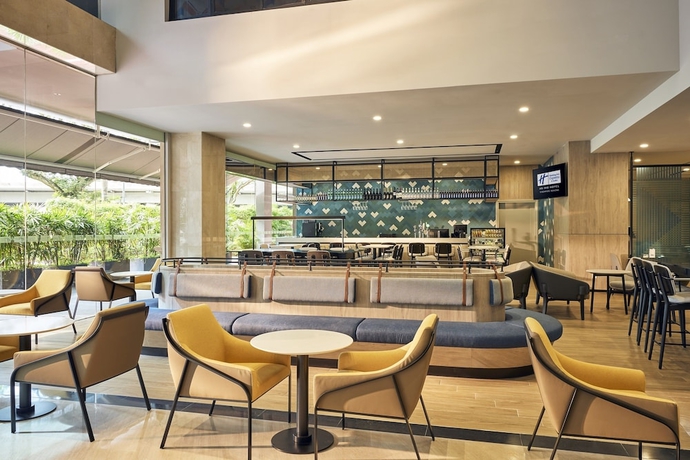 Imagen del bar/restaurante del Hotel Holiday Inn Express Bali Sunset Road, an IHG. Foto 2