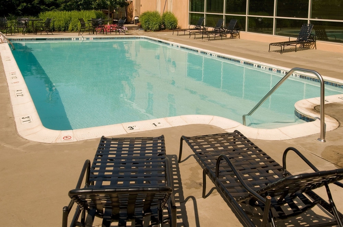 Imagen de la piscina del Hotel Holiday Inn Express Baltimore At The Stadiums, An Ihg. Foto 16