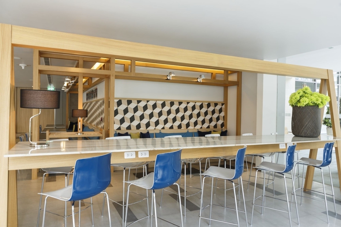 Imagen del bar/restaurante del Hotel Holiday Inn Express Bangkok Sathorn. Foto 8